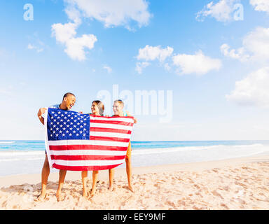 Stati Uniti d'America, Florida, Giove, giovani azienda bandiera americana sulla spiaggia Foto Stock