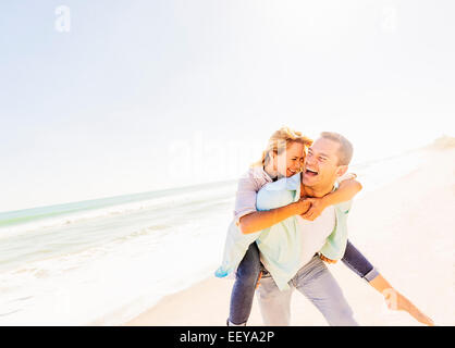 Stati Uniti d'America, Florida, Giove, uomo donna dando piggyback ride Foto Stock