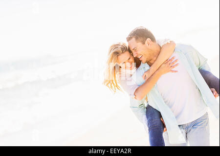 Stati Uniti d'America, Florida, Giove, uomo donna dando piggyback ride Foto Stock