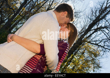 Coppia essendo affettuosa in un parco Foto Stock