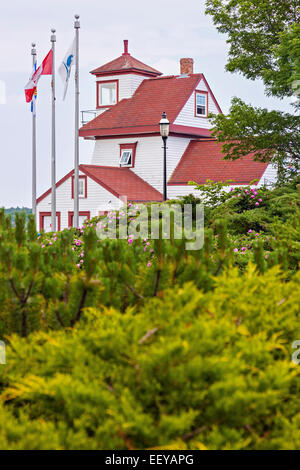 Canada, Nova Scotia, Fort Point Lighthouse e cespugli in primo piano Foto Stock