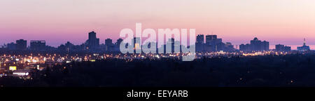 Canada, Manitoba, Winnipeg, Viola cityscape al tramonto Foto Stock