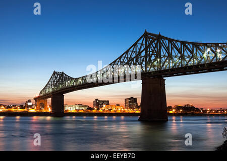 Canada Quebec, Montreal, St. Helen's Island, illuminato Jacques Cartier ponte contro sky Foto Stock