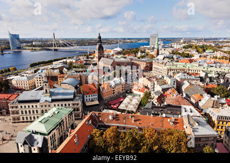 La Lettonia, Riga, paesaggio urbano della città vecchia e il fiume a distanza Foto Stock