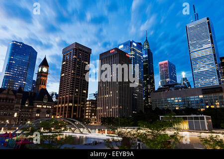 Canada Ontario, Toronto, grattacieli illuminati contro sky Foto Stock