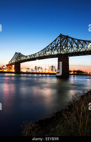 Canada Quebec, Montreal, St. Helen's Island, illuminato Jacques Cartier ponte contro sky Foto Stock