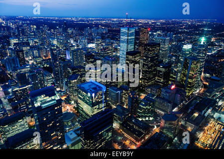 Canada Ontario, Toronto, Cityscape con grattacieli illuminati Foto Stock