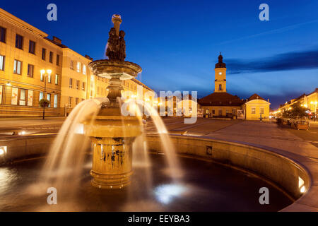 Polonia, Podlaskie, Bialostok fontana illuminata town square Foto Stock