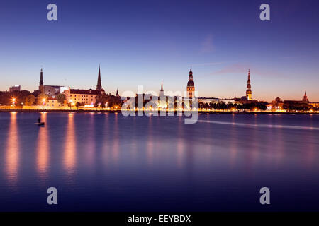 La Lettonia, Riga, Vista della città dal fiume di notte Foto Stock