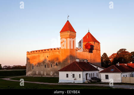 Estonia, Saare County, Kuressaare, vista del castello e case Foto Stock