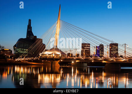 Canada, Manitoba, Winnipeg, Museo Canadese per i Diritti Umani e la Esplanade Riel bridge al tramonto Foto Stock