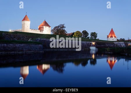 Estonia, Saare County, Kuressaare, vista del castello sull isola dal fiume Foto Stock