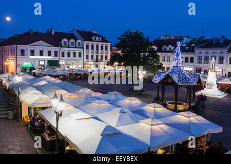 Polonia, Podkarpackie, Rzeszow, elevato angolo vista della piazza del mercato di notte Foto Stock