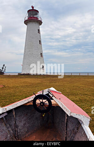 Canada, New Brunswick e del Prince Edward Island, vecchio canotto contro il faro Foto Stock