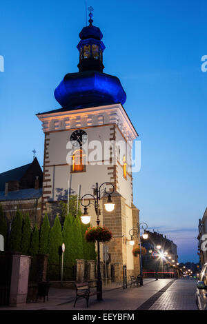 Polonia, Podkarpackie, Krosno, Torre Campanaria e svuotare il marciapiede di notte Foto Stock