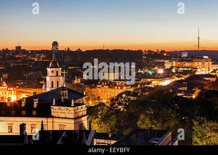 La Lituania, Vilnius, Vista della Basilica Cattedrale di San Stanislao e Vladislaus e la città vecchia Foto Stock