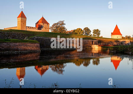 Estonia, Saare County, Kuressaare, vista del castello sull isola dal fiume Foto Stock