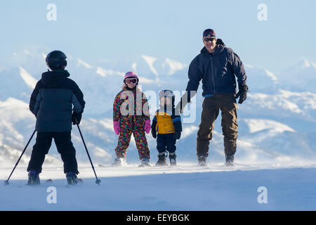 Stati Uniti d'America, Montana, coregone, Padre sciare con bambini (6-7, 8-9) Foto Stock