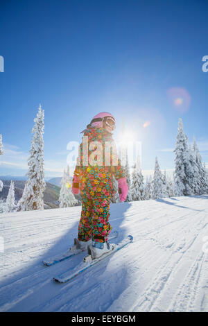 Stati Uniti d'America, Montana, coregone, ragazza (8-9) sci in montagna Foto Stock