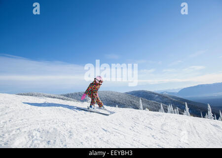 Stati Uniti d'America, Montana, coregone, ragazza (8-9) sci in montagna Foto Stock