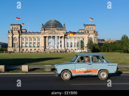 Berlino, Germania, Trabant 601 auto mutuante Trabi Safari drives passato il Reichstag Foto Stock