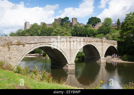 Città ponte, sul fiume teme a Ludlow, Shropshire, Inghilterra, Regno Unito Foto Stock