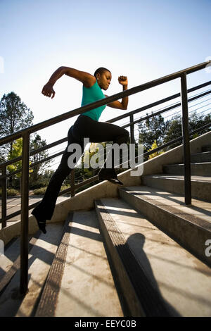 Stati Uniti, California, Berkeley, Donna in esecuzione su fasi Foto Stock