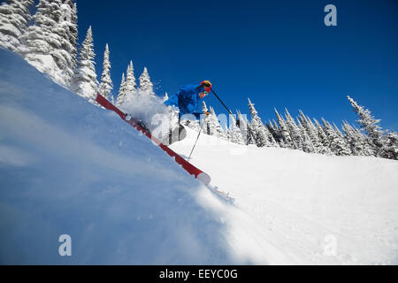 Stati Uniti d'America, Montana, coregone, uomo Sciare in montagna Foto Stock