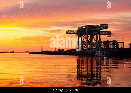 Stati Uniti d'America, Massachusetts, Boston e colorati di cielo sopra il Boston Harbor Dock Foto Stock