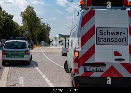 Berlino, Germania, caricatore basso trasporta un della turbina a gas Siemens Foto Stock