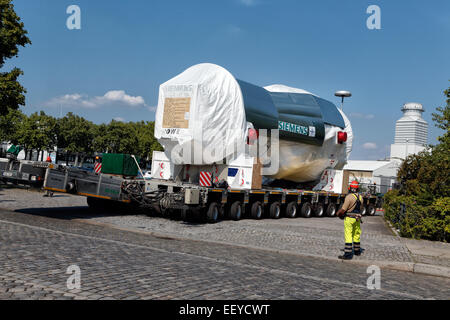 Berlino, Germania, caricatore basso trasporta un 500-ton impianto di potenza della turbina a gas Foto Stock