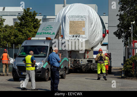 Berlino, Germania, caricatore basso trasporta un 500-ton impianto di potenza della turbina a gas Foto Stock