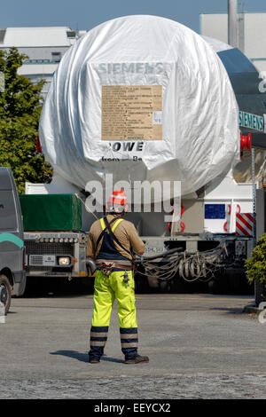 Berlino, Germania, caricatore basso trasporta un 500-ton impianto di potenza della turbina a gas Foto Stock