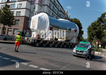 Berlino, Germania, caricatore basso trasporta un 500-ton impianto di potenza della turbina a gas Foto Stock