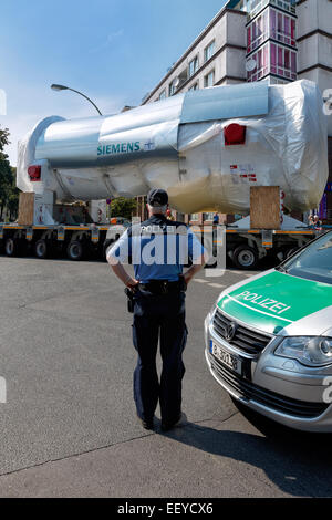 Berlino, Germania, caricatore basso trasporta un 500-ton impianto di potenza della turbina a gas Foto Stock