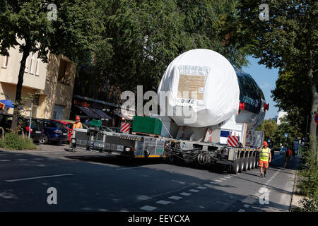 Berlino, Germania, caricatore basso trasporta un 500-ton impianto di potenza della turbina a gas Foto Stock