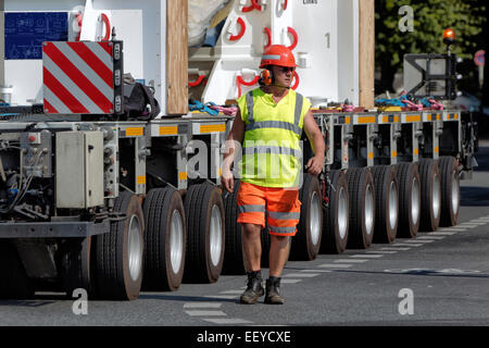 Berlino, Germania, caricatore basso trasporta un 500-ton impianto di potenza della turbina a gas Foto Stock