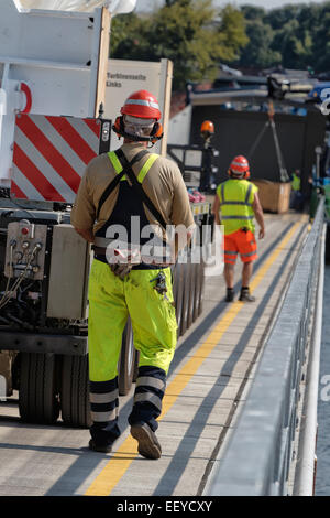 Berlino, Germania, caricatore basso trasporta un 500-ton impianto di potenza della turbina a gas Foto Stock