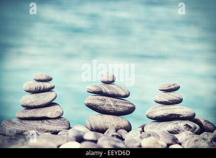 Vintage retrò stile hipster immagine di pietre sulla spiaggia, Zen spa concept sfondo. Foto Stock