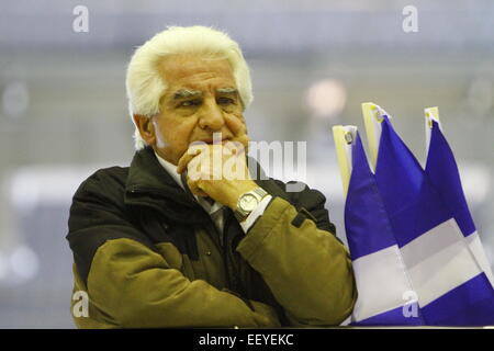 Atene, Grecia. Il 23 gennaio 2015. Un sostenitore di partito si preannuncia critico Néa Dimokratía, la corrente principale partito di governo, hanno tenuto la loro elezione finale rally in Atene. L' unico oratore è stato il leader del partito e attuale Primo Ministro greco Antonis SAMARAS. Credito: Michael Debets/Alamy Live News Foto Stock