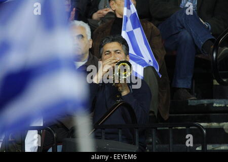 Atene, Grecia. Il 23 gennaio 2015. Un sostenitore gioca su una tromba. Néa Dimokratía, la corrente principale partito di governo, hanno tenuto la loro elezione finale rally in Atene. L' unico oratore è stato il leader del partito e attuale Primo Ministro greco Antonis SAMARAS. Credito: Michael Debets/Alamy Live News Foto Stock