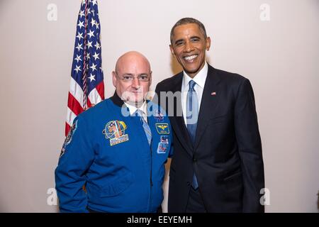 Il Presidente Usa Barack Obama pone con l'astronauta della NASA Scott Kelly seguenti lo stato dell'Unione sulla Capitol Hill Gennaio 20, 2015 a Washington, DC. Scott Kelly diventerà il primo astronauta statunitense a trascorrere un intero anno nello spazio. Foto Stock