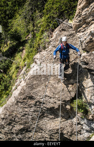 Gli alpinisti in azione su Klettersteig protetti i percorsi di arrampicata Foto Stock