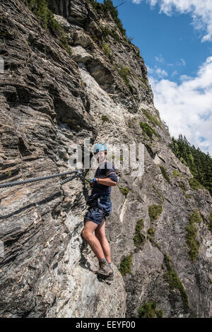 Gli alpinisti in azione su Klettersteig protetti i percorsi di arrampicata Foto Stock