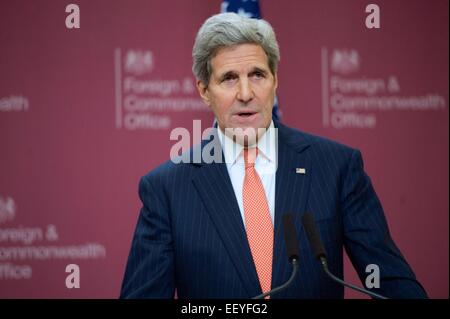 Il Segretario di Stato americano John Kerry risolve una conferenza stampa presso il British Foreign and Commonwealth Office insieme con il Ministro degli esteri britannico Philip Hammond e il Primo Ministro iracheno Haidar al-Abadi Gennaio 22, 2015 a Londra. Foto Stock