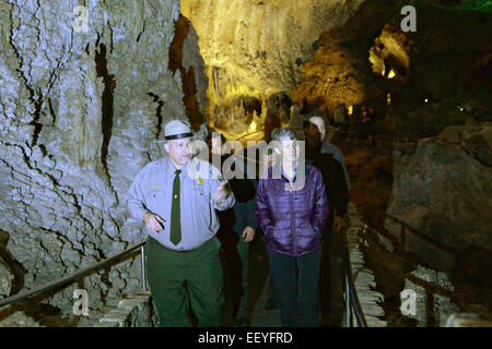 Noi Segretario interno Sally Jewell Escursioni Parco nazionale di Carlsbad Cavern durante una visita alla regione 22 Gennaio 2015 a Carlsbad, Nuovo Messico. Foto Stock