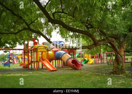 Bambini parco giochi urbano parco verde Foto Stock