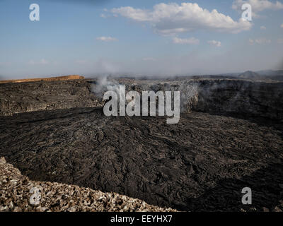Pinnacle per fumatori al vulcano Erta Ale area. Il flusso di lava formata incredibile onde e modelli dopo ogni eruzione. Trova i Foto Stock
