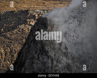 Pinnacle per fumatori al vulcano Erta Ale area. Il flusso di lava formata incredibile onde e modelli dopo ogni eruzione. Trova i Foto Stock