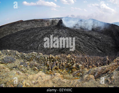Pinnacle per fumatori al vulcano Erta Ale area. Il flusso di lava formata incredibile onde e modelli dopo ogni eruzione. Trova i Foto Stock